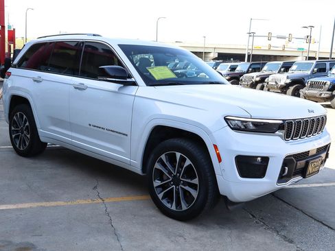 Used 2022 Jeep Grand Cherokee Overland w/ Luxury Tech Group IV AWD/4WD image 4