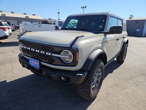 New 2025 Ford Bronco Badlands image 4
