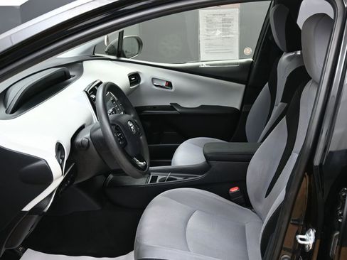 Used 2022 Toyota Prius LE image 16