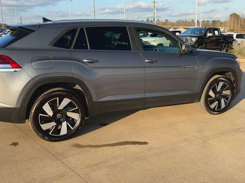 Used 2025 Volkswagen Atlas Cross Sport SE FWD image 9