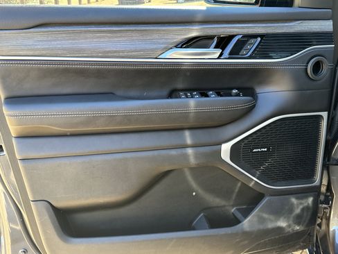 Used 2024 Jeep Wagoneer L Series II image 10