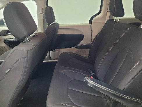 Used 2020 Chrysler Voyager L image 18