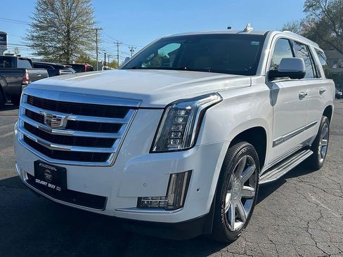 Used 2018 Cadillac Escalade Luxury AWD/4WD image 2
