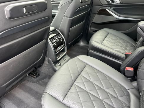 Used 2024 BMW X7 xDrive40i w/ Premium Package AWD/4WD image 3