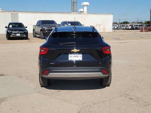 Used 2025 Chevrolet Trax LT FWD image 7