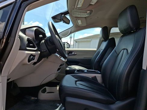 Used 2024 Chrysler Pacifica Touring-L FWD image 9