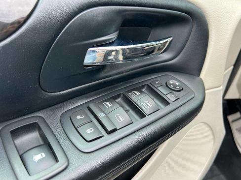 Used 2016 Dodge Grand Caravan SXT w/ Rear Park Assist Package FWD image 31