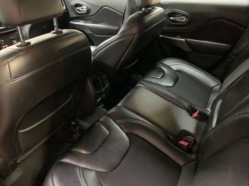 Used 2019 Jeep Cherokee Latitude Plus w/ Comfort/Convenience Group AWD/4WD image 13