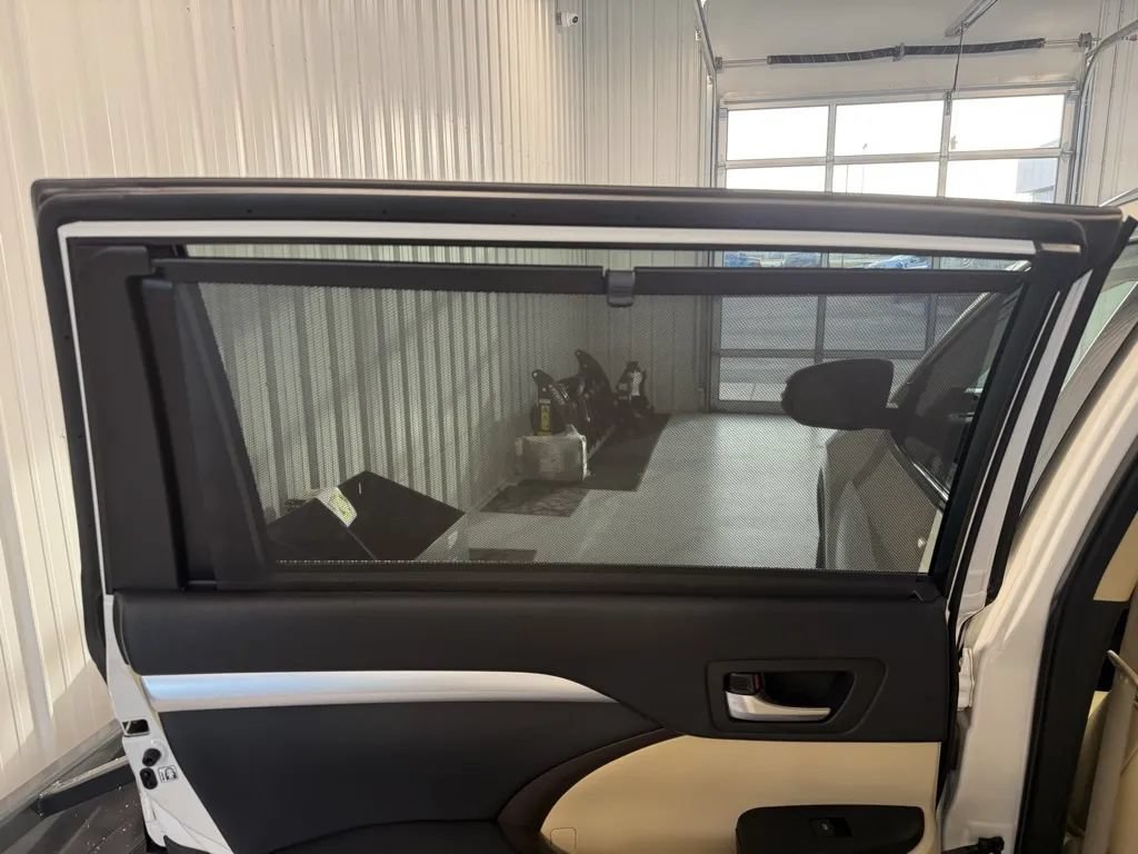 Used 2015 Toyota Highlander XLE AWD/4WD image 31
