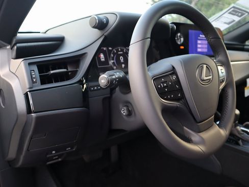 Used 2025 Lexus ES 350 w/ Premium Package image 30