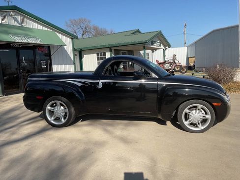 Used 2005 Chevrolet SSR w/ Preferred Equipment Group RWD image 11