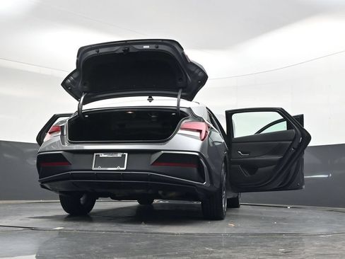 Used 2025 Hyundai Elantra Limited FWD image 43