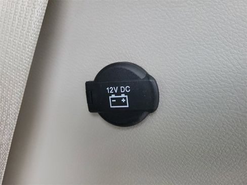 Used 2024 Chrysler Voyager LX image 7