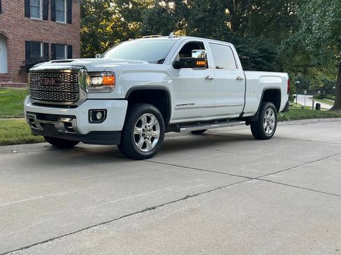 Used 2019 GMC Sierra 2500 Denali w/ Duramax Plus Package AWD/4WD image 1