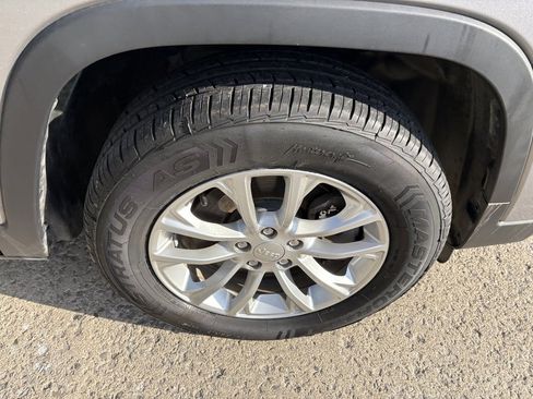 Used 2019 Jeep Cherokee Latitude w/ Cold Weather Group image 14