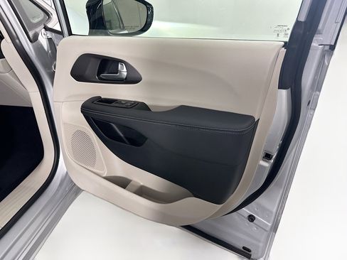 Used 2024 Chrysler Pacifica Touring-L image 31