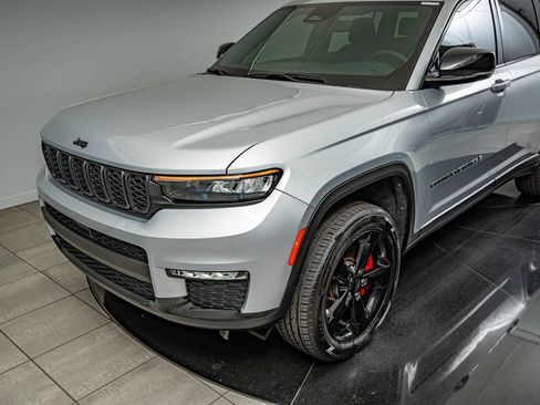Used 2025 Jeep Grand Cherokee L Limited w/ Black Appearance Package AWD/4WD image 14