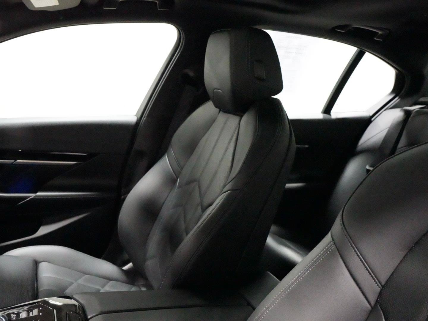 Used 2025 BMW 530i xDrive w/ Premium Package AWD/4WD image 31