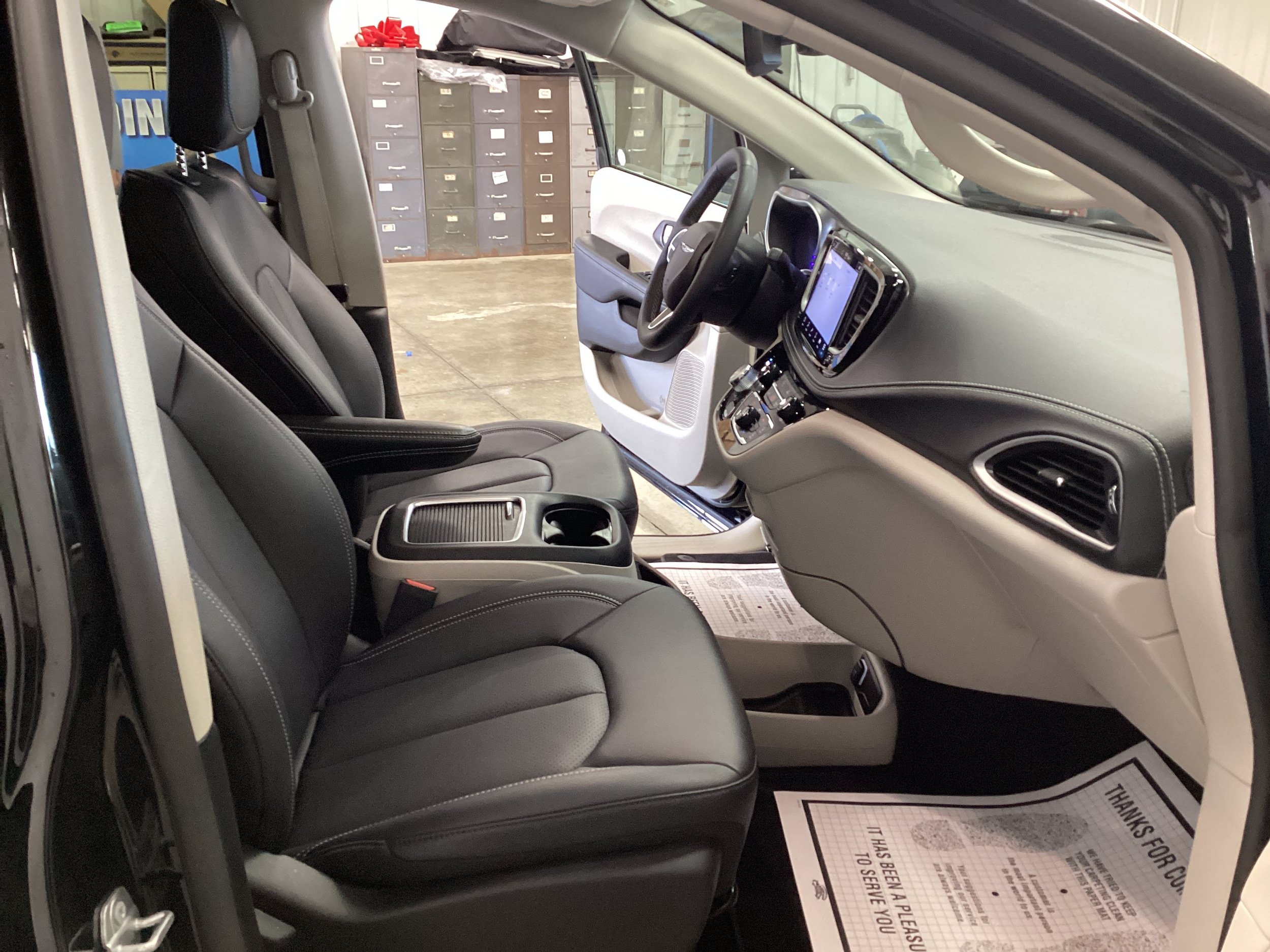 Used 2024 Chrysler Pacifica Touring-L AWD/4WD image 34