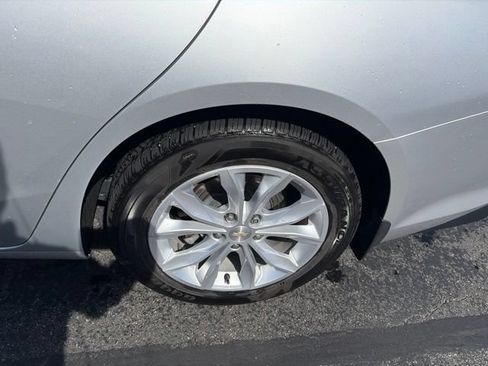 Used 2019 Chevrolet Malibu LT w/ Leather Package FWD image 2
