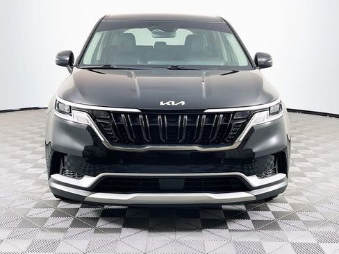 Used 2024 Kia Carnival EX image 3