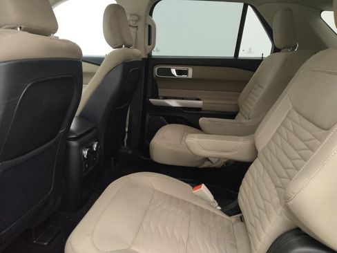 Used 2020 Ford Explorer XLT image 18