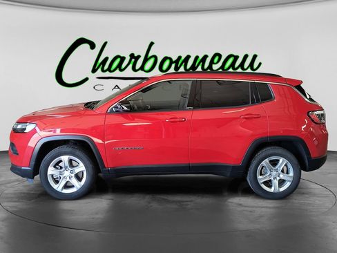 Used 2024 Jeep Compass Latitude AWD/4WD image 2