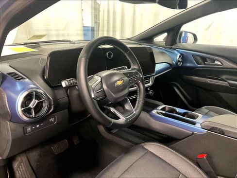 Used 2025 Chevrolet Equinox EV LT w/ Convenience Package image 8