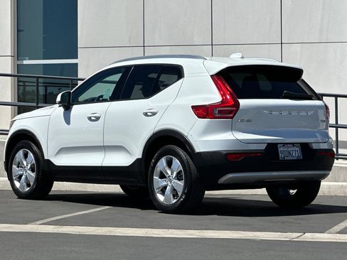 Used 2022 Volvo XC40 T5 Momentum image 5