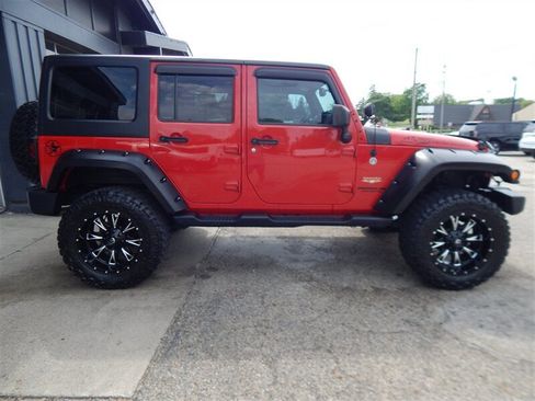 Used 2014 Jeep Wrangler Unlimited Sahara AWD/4WD image 7