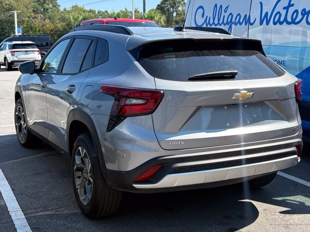 Used 2025 Chevrolet Trax LT FWD image 3