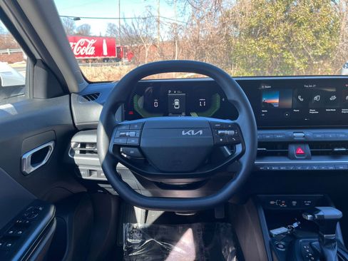 Used 2025 Kia K4 LXS image 32