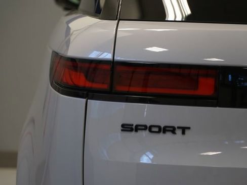 Used 2024 Land Rover Range Rover Sport SE AWD/4WD image 4