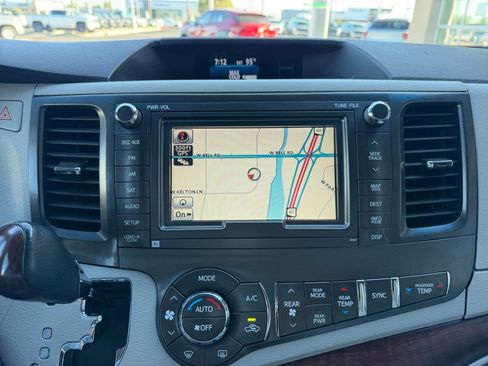 Used 2014 Toyota Sienna XLE w/ XLE Premium Package FWD image 28