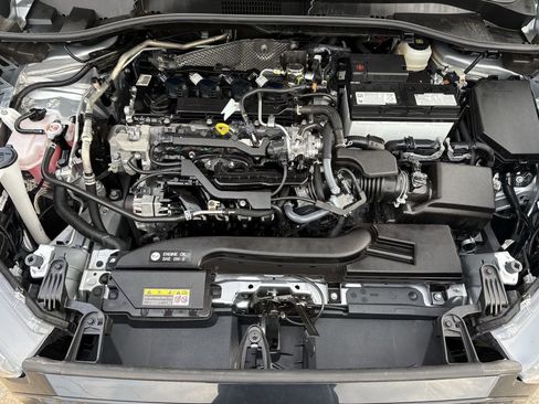 Used 2025 Toyota Corolla Cross LE image 31