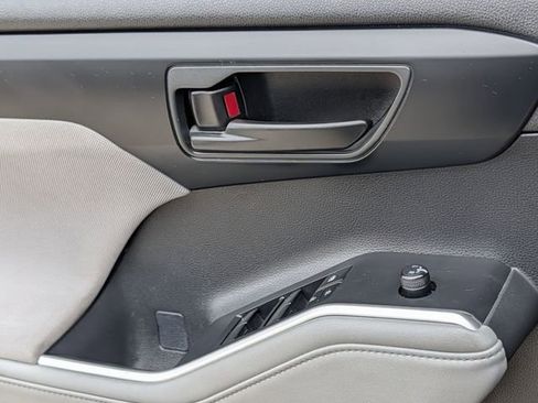 Used 2023 Toyota Highlander LE FWD image 25