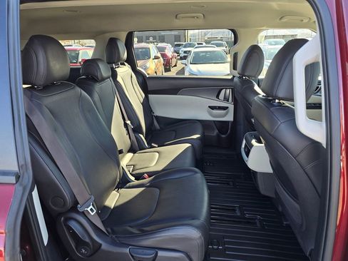 Used 2024 Kia Carnival LX image 14