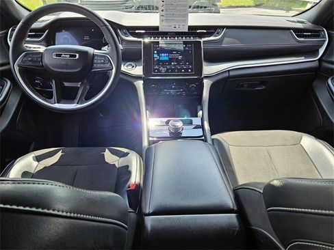 Used 2023 Jeep Grand Cherokee Altitude image 7