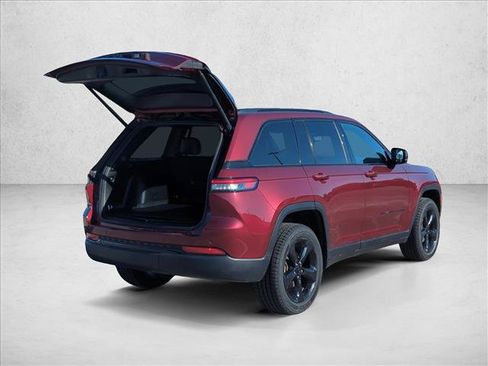 Used 2022 Jeep Grand Cherokee Altitude AWD/4WD image 6
