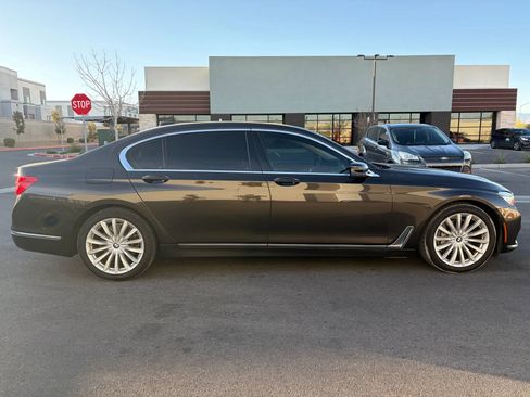 Used 2017 BMW 740i image 4