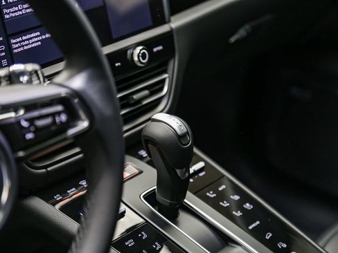 Certified 2026 Porsche Macan AWD/4WD image 24