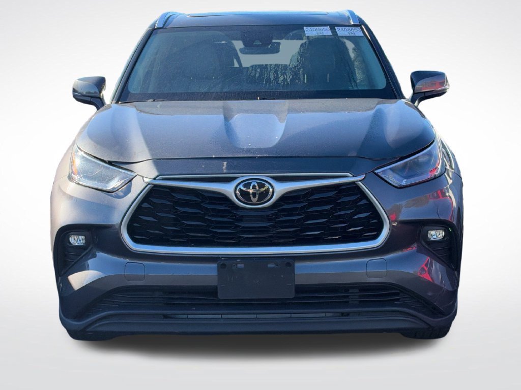 Used 2021 Toyota Highlander XLE AWD/4WD image 3