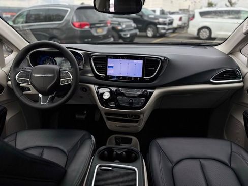Certified 2024 Chrysler Pacifica Touring-L image 29