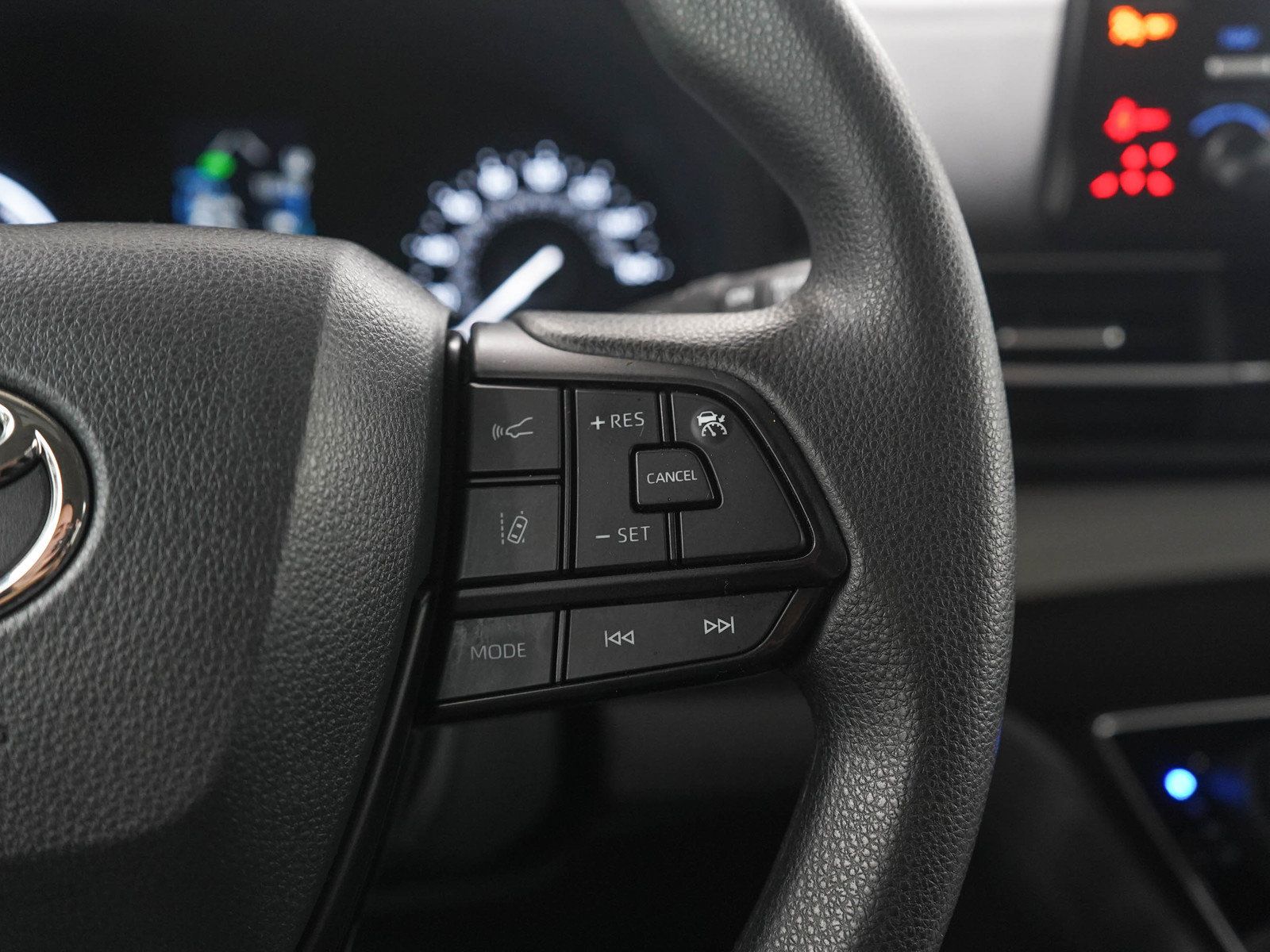 Used 2024 Toyota Sienna LE FWD image 28
