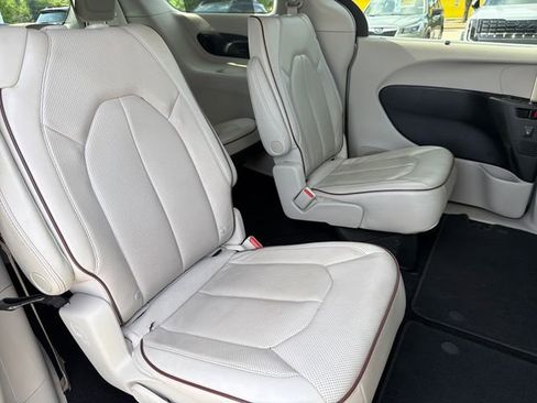 Used 2020 Chrysler Pacifica Limited FWD image 23