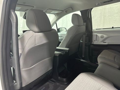 Used 2025 Toyota Sienna LE image 48