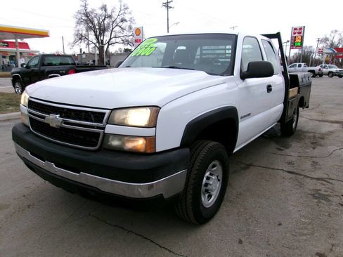 Used 2006 Chevrolet Silverado 2500 W/T w/ Skid Plate Package image 2