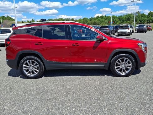 Used 2022 GMC Terrain SLT w/ Infotainment Package II AWD/4WD image 7