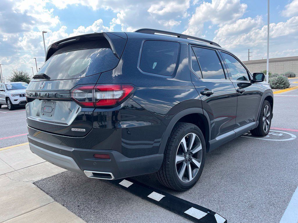 Used 2024 Honda Pilot Touring image 3