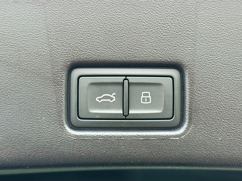 Used 2023 Audi Q4 e-tron Prestige image 13